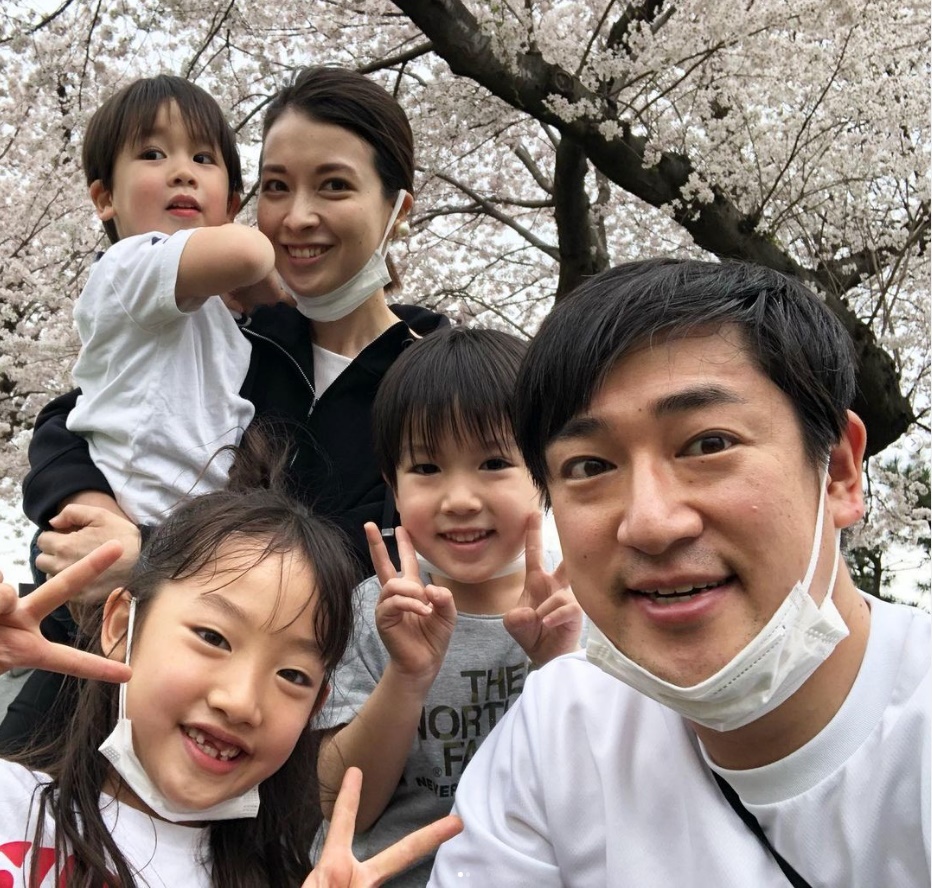 辻岡義堂アナと家族の写真